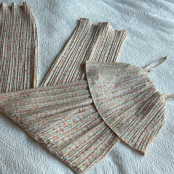 Gorgeous, floral, pleaded jumpsuit size medium - Picture 3 of 11